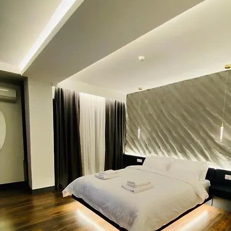 Pensjonat Tirana Central Rooms 3*