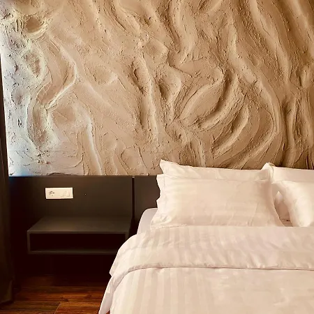 Tirana Central Rooms 招待所 *