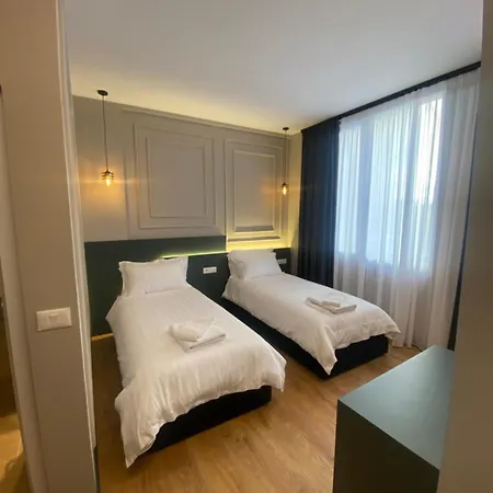 Tirana Central Rooms * 地拉那